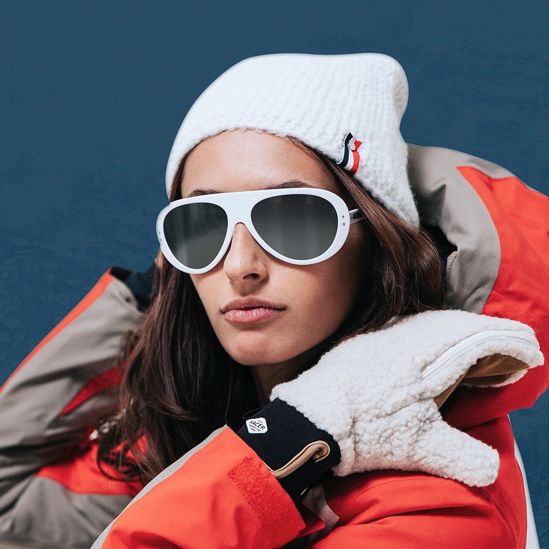 skieuse stylée portant des lunettes de montagne pour l'hiver